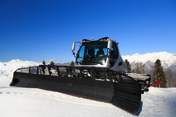 Fototapeta na wymiar Śnieg uwodzenie maszyny na śniegu wzgórzu gotowy do przygo stok narciarski