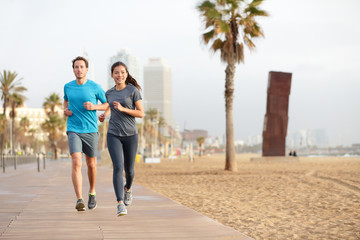 Running couple jogging plage de Barcelone Barceloneta