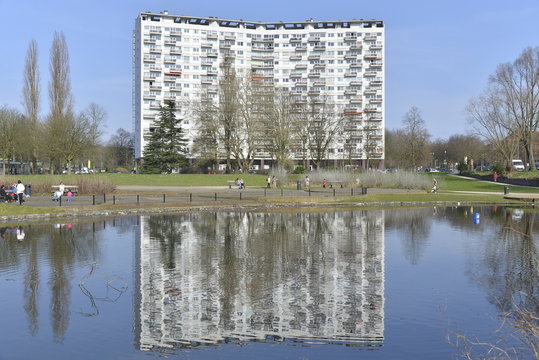 Un des blocs de la cité J. Vives à Anderlecht