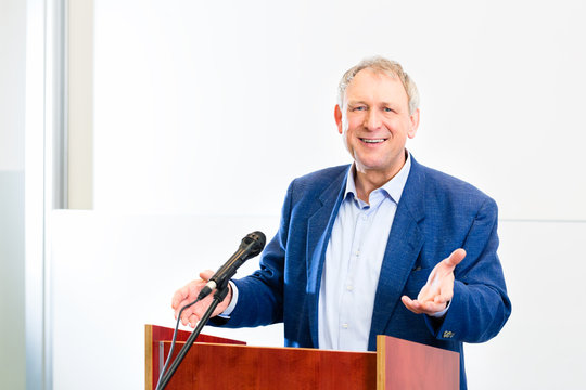 Uni Professor gibt Vortrag im H&ouml;rsaal