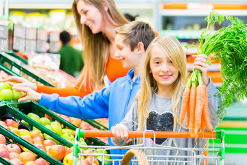 Famile beim Einkaufen im Lebensmittelmarkt