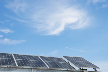Naklejka premium ソーラーパネルと青空