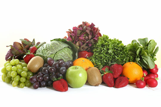 frutta e verdura su sfondo bianco