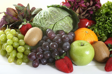 frutta e verdura sfondo bianco