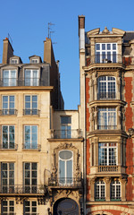 Fototapeta na wymiar Architecture parisienne sur quai de Seine