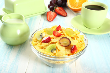prima colazione corn flakes con frutta latte e caffe