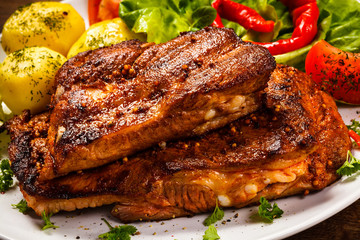 Tasty grilled ribs with vegetables