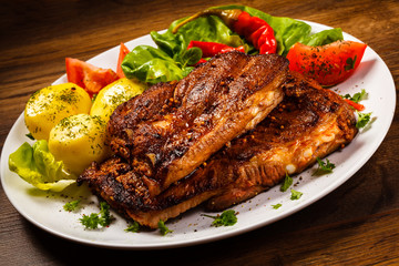 Tasty grilled ribs with vegetables