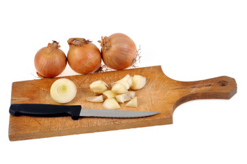 L'oignon coupé sur la planche à découper