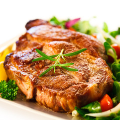 Grilled steak and vegetable salad