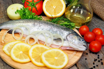 trout with lemon and fresh vegetables