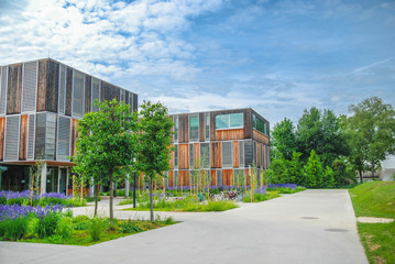Fototapeta na wymiar Nowoczesne edukacyjne / budynek na terenie kampusu
