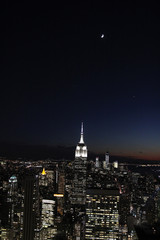 Fototapeta na wymiar Nowy Jork z lotu ptaka w nocy z księżyca