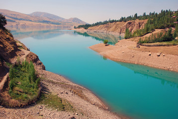 Fototapeta na wymiar Чарвакское водохранилище в Узбекистане
