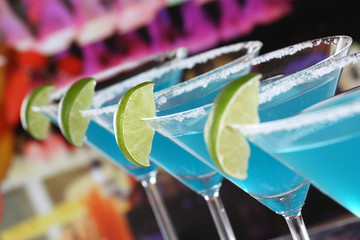 Blue Curacao Cocktails in Martini Gläsern in einer Bar