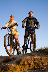 Obraz premium Couple of bicycles on sunset