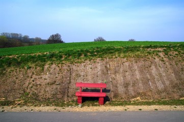 Rote einsame Holzbank