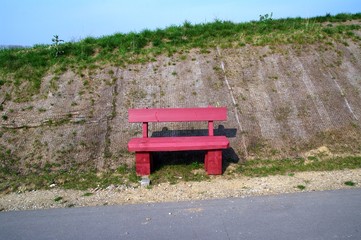 Rote einsame Holzbank 1