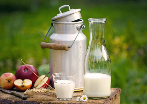 Milch, Milchkanne und &Auml;pfel
