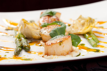 Baked scallops with asparagus