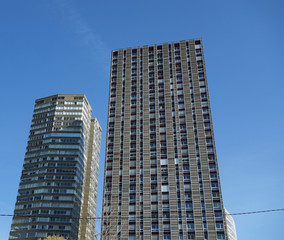 Bâtiment urbain sur fond de ciel bleu