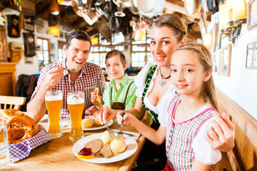 Bayrische Familie im Restaurant beim Essen