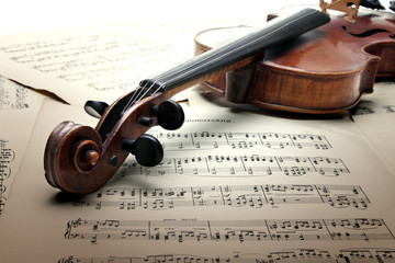 Fototapeta premium Szyja skrzypiec z pegboxem i scroolem, na kartce muzycznej.