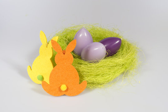 Osternest mit Hasen und Eiern