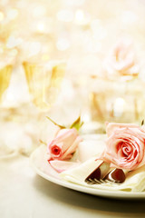 Fototapeta na wymiar Dinner table with beautiful pink roses