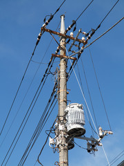 電柱と送電線