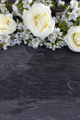 Rosen mit Kirschblüten