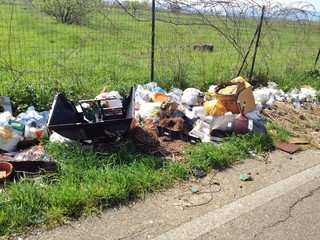 Discarica abusiva in strada