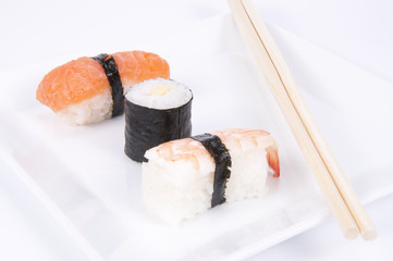 Sushi en plato blanco.