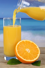 Orangensaft eingießen am Strand