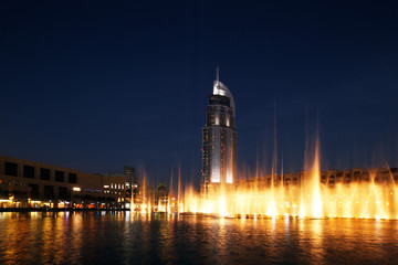 Naklejka premium The Dubai Fountain performs and dances to the beat of the music