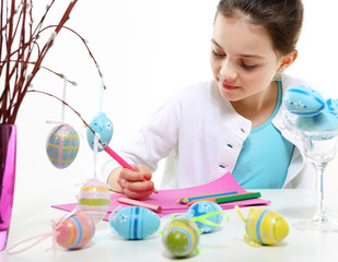 Rodzinna Wielkanoc- dziecko ozdabia jajka - obrazy, fototapety, plakaty