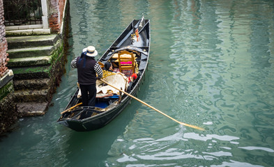 Fototapeta na wymiar gondoliere with his gondola