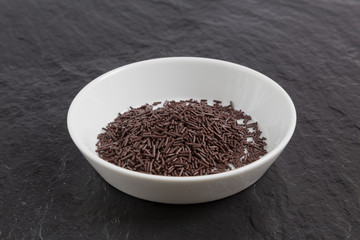 Hagelslag in einer Schale auf Schiefer