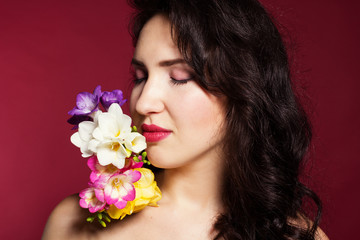 Obraz na płótnie Canvas Pretty brunette lady with fresia flowers