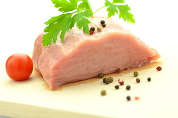 surowe mięso wieprzowe na desce do krojenia