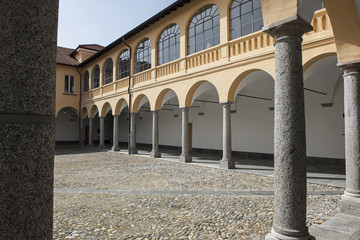 Innenhof des ehemaligen Klosters San Francesco in Locarno, Tessin, Schweiz