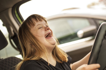 jeune fille trisomique au volant d'une voiture