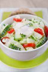 Frischer Salat mit weissem Dressing