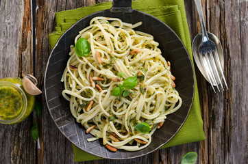 Nudeln mit Pesto in der Pfanne