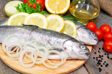 trout with lemon and fresh vegetables