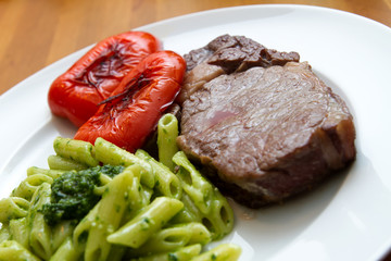 Steak mit Bärlauchpesto, Nudeln und Paprika