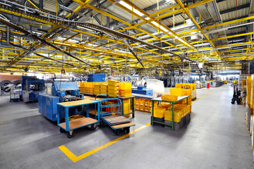 Versandabteilung in Fabrik // logistics in HiTech Fabrication