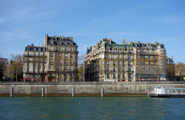 Fototapeta na wymiar Immeubles parisiens avec vue sur la Seine