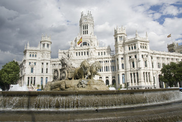 Fototapeta na wymiar Madrid city hall and fountain