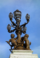Fototapeta na wymiar Scupture na Most Aleksandra III w Paryżu